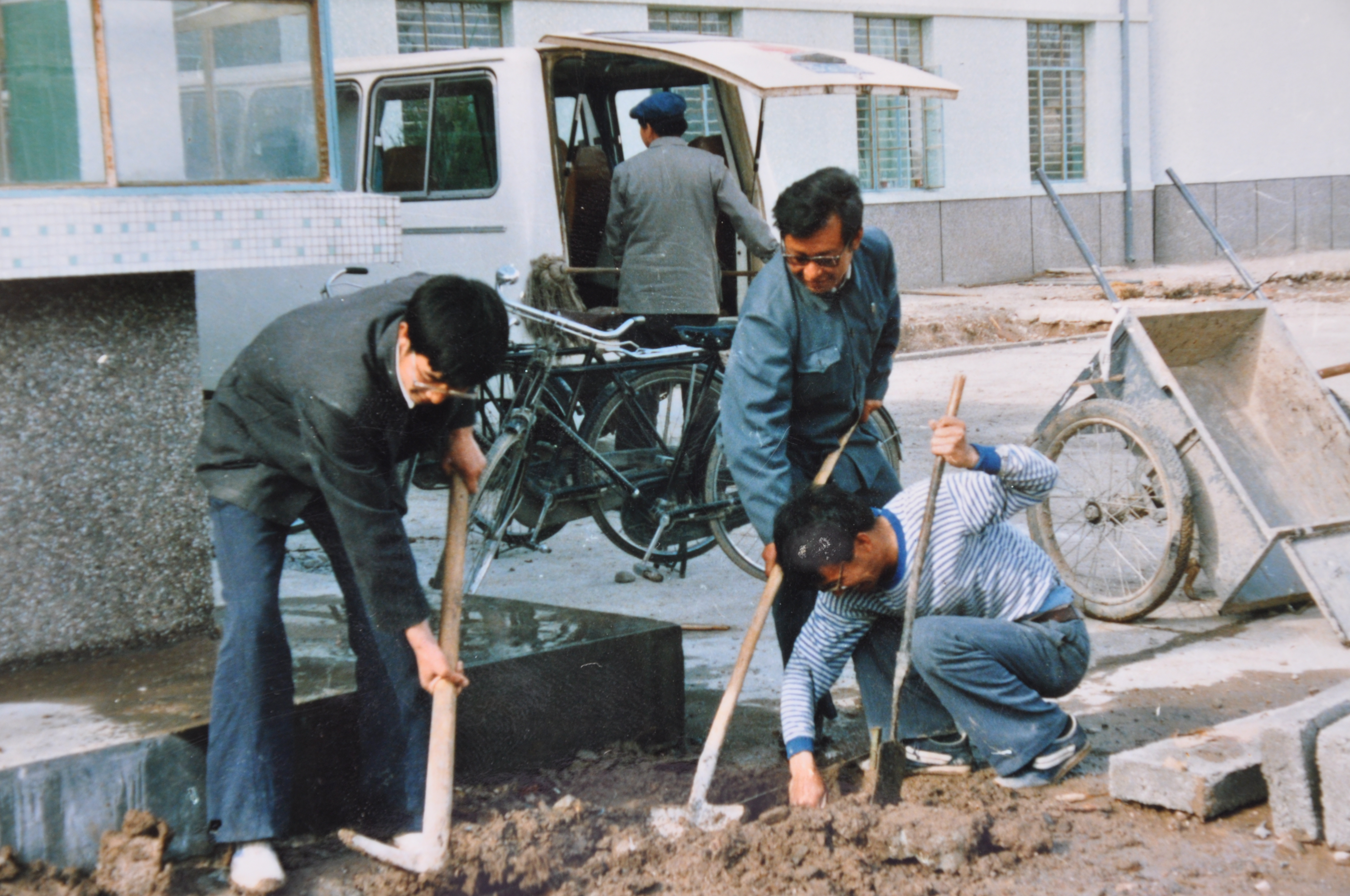 1986年职工参与修门诊大楼.jpg